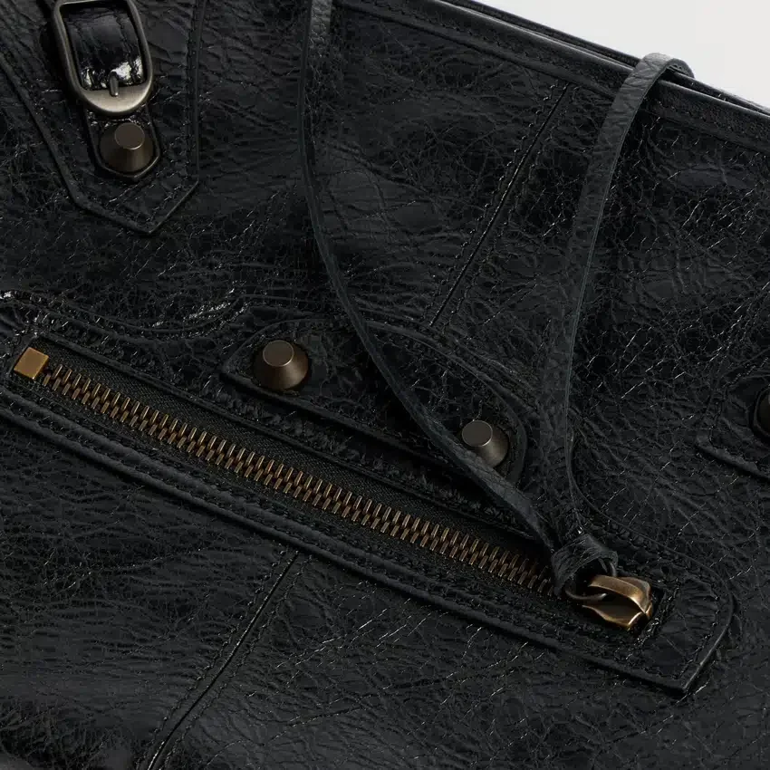 Men’s le city flap messenger bag small in black Men’s le city flap messenger bag small in black