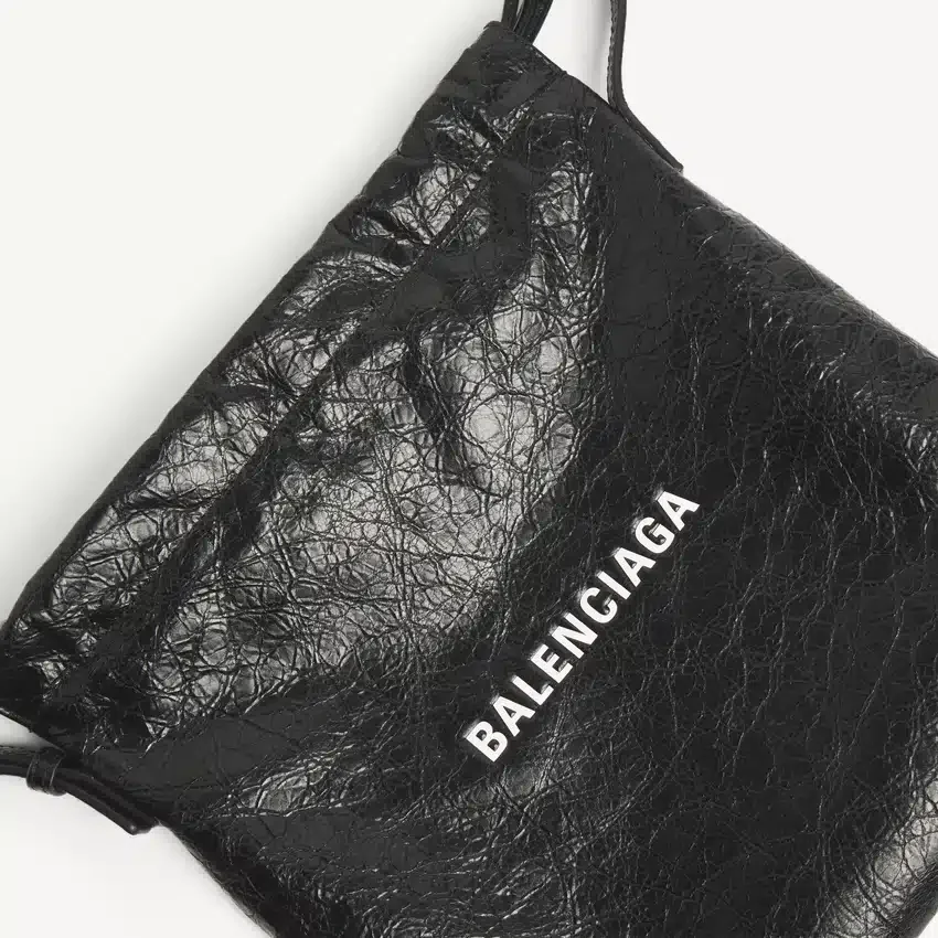 Men’s shopper dust bag crossbody pouch medium in black Men’s shopper dust bag crossbody pouch medium in black