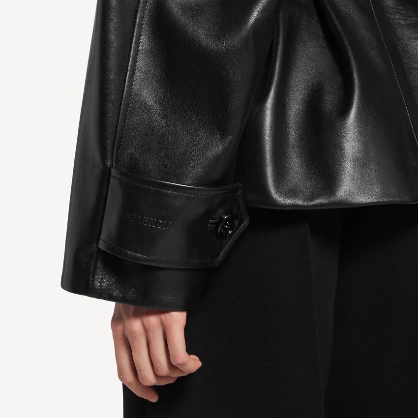 Women’s folded short trench in black Women’s folded short trench in black