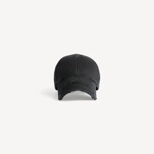 Women’s studded cap in black Women’s studded cap in black
