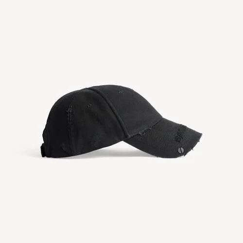 Women’s studded cap in black Women’s studded cap in black