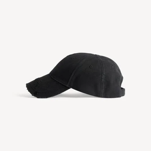 Women’s studded cap in black Women’s studded cap in black
